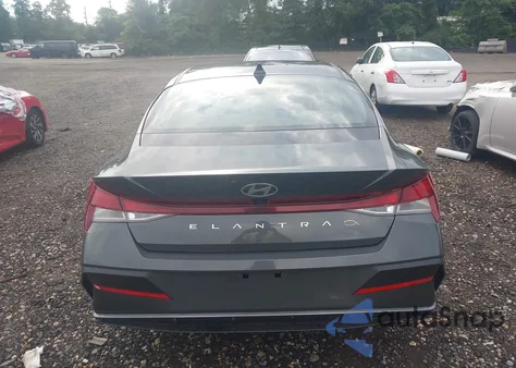 2024 Hyundai Elantra Sel z USA, uszkodzony, nr VIN KMHLM4DG4RU689798